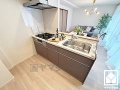 カウンターキッチンなので配膳や片付けがしやすく、お料理中でもお子様の様子が分かって安心です。