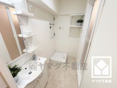 室内洗濯機置場がございますので、天候に左右されず洗濯していただけます。上部に棚があるので消耗品などをスッキリ置けるのも嬉しいポイント。