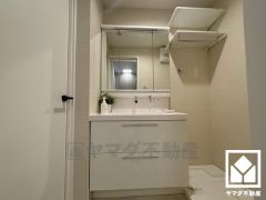 室内洗濯機置場がございますので、天候に左右されず洗濯していただけます。上部に棚があるので消耗品などをスッキリ置けるのも嬉しいポイント。