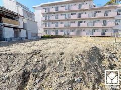 リビング東側と1階納戸の窓はシャッター雨戸付きでセキュリティにも配慮されています。台風などによる飛来物からの保護、また防音・断熱・目隠しなどにも。