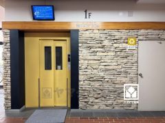 スムーズな移動を叶えるエレベーター。忙しい朝も快適に、ストレスフリーな暮らしをサポート。防犯カメラが設置されておりセキュリティにも配慮されています。