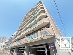 重厚感のあるファサードが、洗練された暮らしを予感させる。品格あるデザインが魅力のマンション。