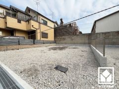 ゆったりとした広場や、ブランコ・すべり台などの遊具が設置された「梅の木公園」まで徒歩3分で、子育て世帯の方にもお勧めです。名前の通り梅林なども整備されており、季節のお花も楽しめます。