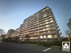 家族との時間も、自分だけの時間も心地よく過ごせる。シンプルで飽きのこない設計が、暮らしに余白をもたらします。この住宅は、日々の暮らしをそっと支えてくれます。