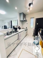 対面式キッチンなのでお料理中でもお子様の様子が分かって安心です。安全性と使いやすさを兼ね備えたIHクッキングヒーター完備。