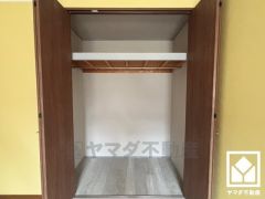 お洋服はもちろん、スーツケースなどの大物もしっかり収納できます。