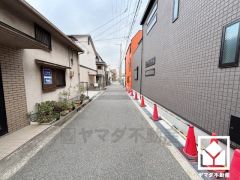 「ディスカウントドラッグコスモス大庄西町店」まで徒歩7分、「グルメシティ尼崎大庄店」まで徒歩11分など、お買い物施設が徒歩圏内に複数あり便利な住環境です。