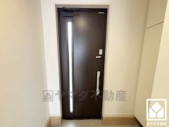 ドアのスリット窓から光が差し込み、外出時にも帰宅時にも、明るい気持ちになれる玄関です。