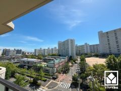 前面に視界を遮る高い建物がなく、開放的な景色が広がります。