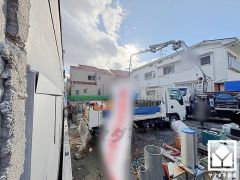 キッチンはカウンター付きの対面式。配膳や片付けがしやすく、お料理中でもお子様の様子が分かって安心です。