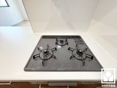 家族のごはん作りがはかどる。同時調理ができる3口コンロ付き。