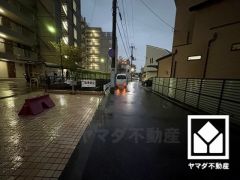 JR東海道本線「甲子園口」駅まで徒歩約13分の立地。「KOHYO甲子園」まで徒歩4分、「春風小学校」まで徒歩6分など毎日の通勤・通学だけでなく、日常のお買い物や休日のお出かけまで利便性に優れています。