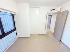 大きな窓からは明るい光が降り注ぎます。柔らかな光が差し込むお部屋で、快適で落ち着いた生活をお送りいただけます。
