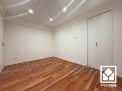 南側洋室です。全居室フローリングでお掃除ラクラクです。