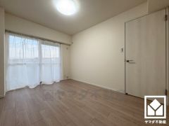 約6帖の洋室です。バルコニーにつながるお部屋で、通風・陽当たり良好。