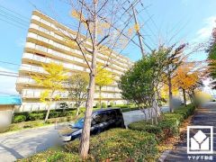 電動シャッター付きの専用車庫がございます（幅2460mm、高さ2200mm、奥行5450mm、月額1000円、リモコン使用料月額400円）。盗難やいたずらを防止します。