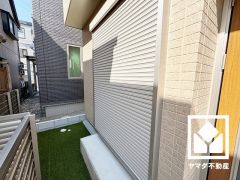玄関横はガーデニングなどもお楽しみいただける人工芝のお庭スペースになっています。