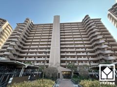 重厚感のあるファサードが、洗練された暮らしを予感させる。品格あるデザインが魅力のマンション。3番館は南側中央に位置しています。2024年11月大規模修繕工事済み。