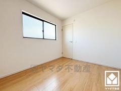 約5.2帖の洋室です。全居室フローリングでお掃除ラクラクです。