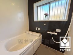 大きな窓が付いているので明るく、こもりがちな湿気もすぐ取り除くことができます。