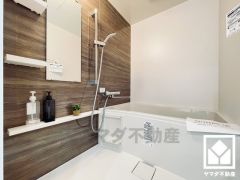 1日の疲れを癒す浴室でゆったりリフレッシュ。ナチュラルな木目調のアクセントパネルは落ち着いた雰囲気を演出してくれます。