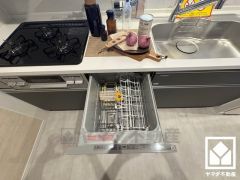 毎日の家事の負担を軽減でき、省エネにもなる食器洗乾燥機付き。