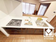 カウンターキッチンなので配膳や片付けがしやすく、お料理中でもお子様の様子が分かって安心です。