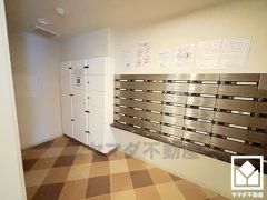 集合ポストが備わっています。鍵付きなので安心です。宅配ボックスも完備しています。留守でも安心、荷物の受け取りをスムーズに。