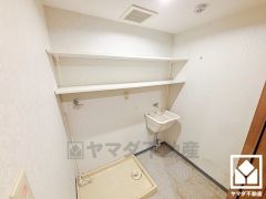 室内洗濯機置場がございますので、天候に左右されず洗濯していただけます。上部に棚があるので消耗品などをスッキリ置けるのも嬉しいポイント。