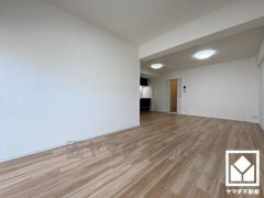 広々16.7帖のLDKが魅力。家族全員がリラックスできる、ゆったりとした快適リビングで温かい団らんの時間を。