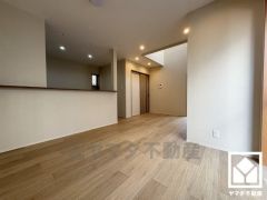 広々15帖のLDKが魅力。家族全員がリラックスできる、ゆったりとした快適リビングで温かい団らんの時間を。