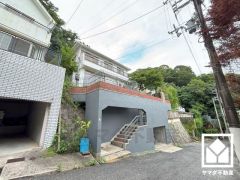 掘り込み車庫を1台分完備（高197.5cm×幅293.5cm）。重い荷物や雨の日の移動もスムーズで、快適なカーライフを実現。