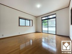 大きな窓があり、明るい陽射しが感じられるリビングです。