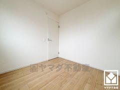 約4.5帖の2階洋室です。シンプルで使いやすい洋室、充実した暮らしが広がる住まい。