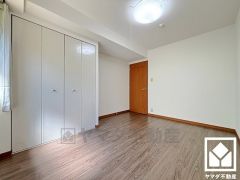 洋室は約6.5帖ございます。お子様のお部屋などにも丁度良い広さです。独立した居室なのでプライベートな時間をゆったり過ごせそうです。