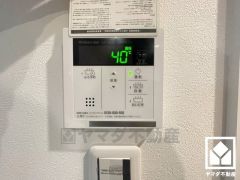 ボタン1つで自動でお湯張りができるオートバス機能付き。追い炊き機能もございますので、いつでも温かいお風呂に入ることができます。