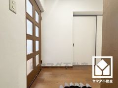 シンプルで洗練された玄関スペース。帰るたびにホッとできる、心地よい住まいの入り口。