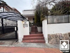 現況上物有となっております。「旭化成ヘーベルハウス」の耐震性・耐火性に優れた鉄骨造の邸宅で、リノベ素材にも適しています。