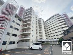 洗練されたデザインと堅牢な造り。美しさと安心を兼ね備えた、心地よい住まい。街並みに馴染みながらも、ひときわ目を引く存在感。