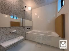 1日の疲れを癒す浴室でゆったりリフレッシュ。小窓が付いているので明るく、こもりがちな湿気もすぐ取り除くことができます。鏡が横長なので、お子様でも見やすく便利です。