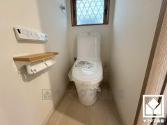 明るく清潔感溢れるトイレです。2連トイレットペーパーホルダーなのでお取替えの手間が軽減できます。