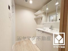 室内洗濯機置場もございますので、天候に左右されず洗濯していただけます。上部に棚があるので消耗品などをスッキリ置けるのも嬉しいポイント。