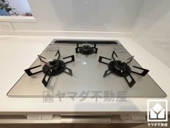 家族のごはん作りがはかどる。同時調理ができる3口コンロ付き。