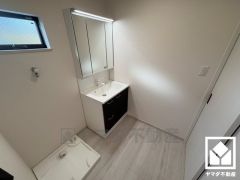 小さなお子様のお風呂上りもこのスペースがあればゆったりとして頂けます。室内洗濯機置場がございますので、天候に左右されず洗濯していただけます。