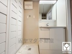 収納付きでスッキリお使い頂ける3面鏡の洗面台です。洗面ボウルが広めなので、忙しい朝でも身支度がしやすく時短になります。