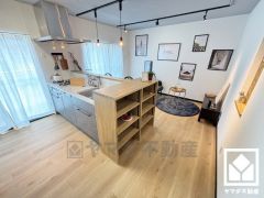 キッチン横には棚が設置されており、食品のストックや食器等もすっきり片付けることができます。