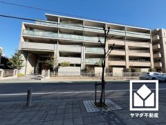 南向きバルコニーで陽当たり、風通し良好。奥行きがあり広々としているため、お洗濯物をたっぷりと干す事ができます。