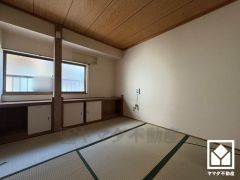 1階南側4.5帖の、陽光がたっぷり差し込む洗練された和室。温かみのある畳のスッキリとしたデザインが、暮らしを心地よく彩ります。板の間部分には収納がございます。