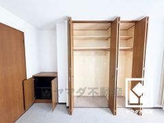 クローゼットは奥行きがあるので、収納力も申し分ありません。