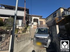 ドアの窓から光が差し込み、外出時にも帰宅時にも、明るい気持ちになれる玄関です。